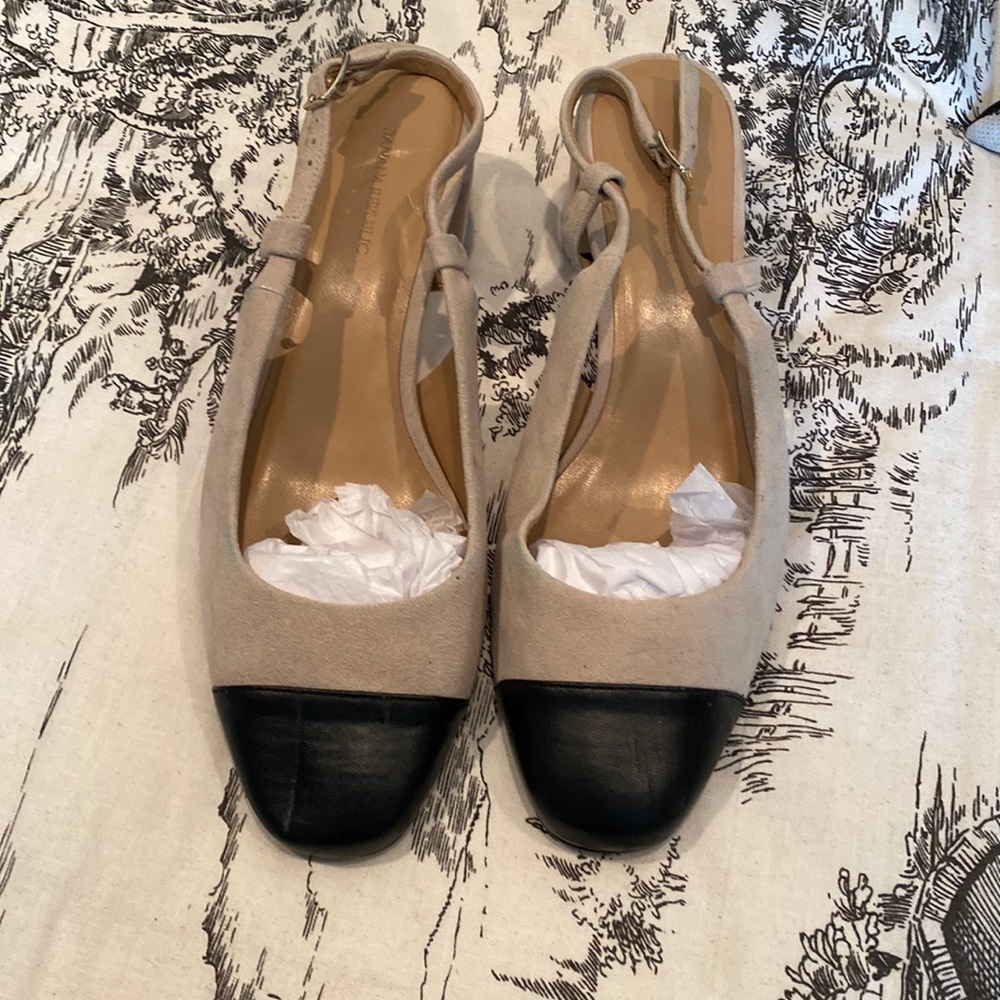 Banana Republic suede sling back cap toe shoes, nude and black, 9.5